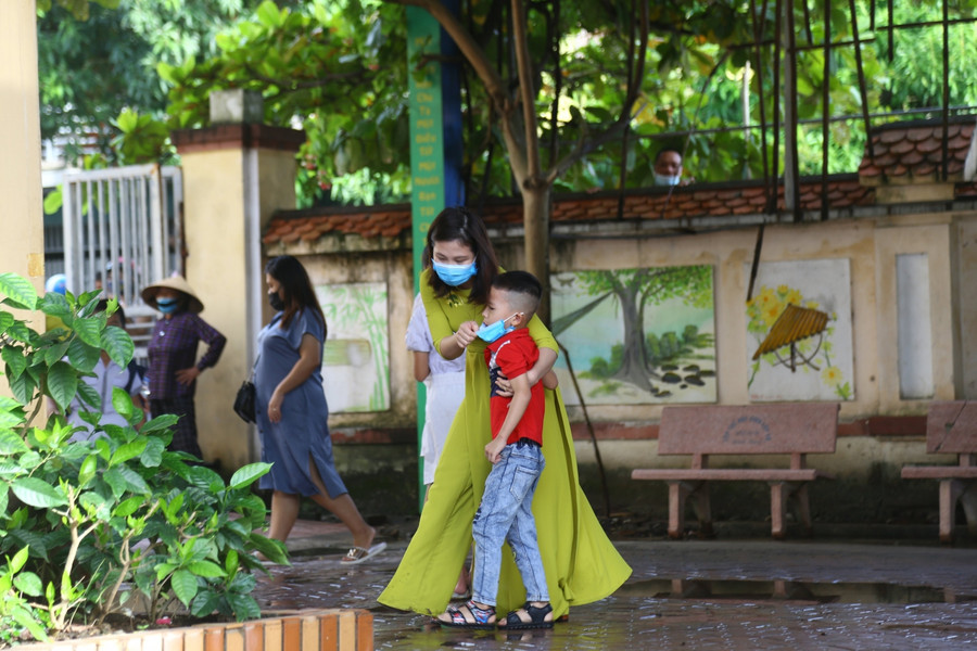 Nhiều bạn học sinh lớp 1, không tránh khỏi những bỡ ngỡ khi lần đầu tiên đến trường mới