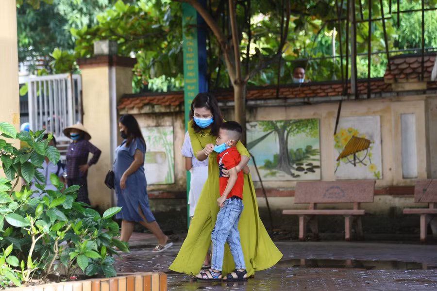 Nhiều bạn học sinh lớp 1, không tránh khỏi những bỡ ngỡ khi lần đầu tiên đến trường mới