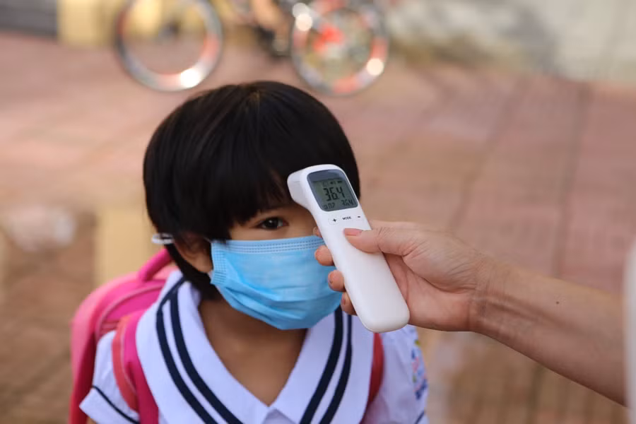 Kiểm tra thân nhiệt cho học sinh