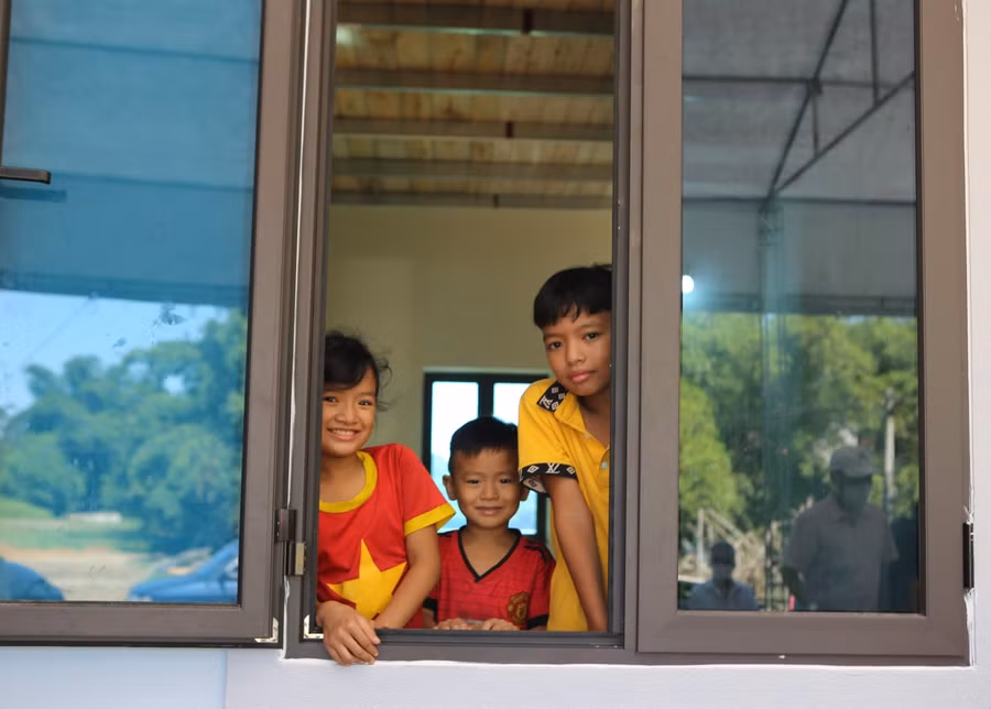 Mùa mưa bão này, 3 anh em Cường - Quyên- Quân đã được ở trong ngôi nhà mới kiên cố.