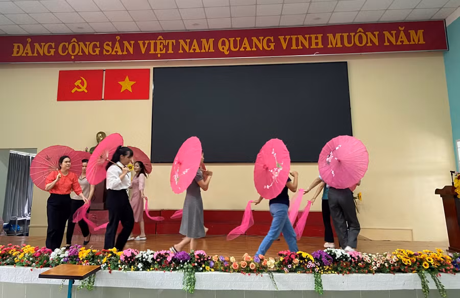 Giáo viên Trường tiểu học Lê Văn Việt tập duyệt các tiết mục văn nghệ cho ngày khai giảng. Giáo viên Trường tiểu học Lê Văn Việt tập duyệt các tiết mục văn nghệ cho ngày khai giảng.