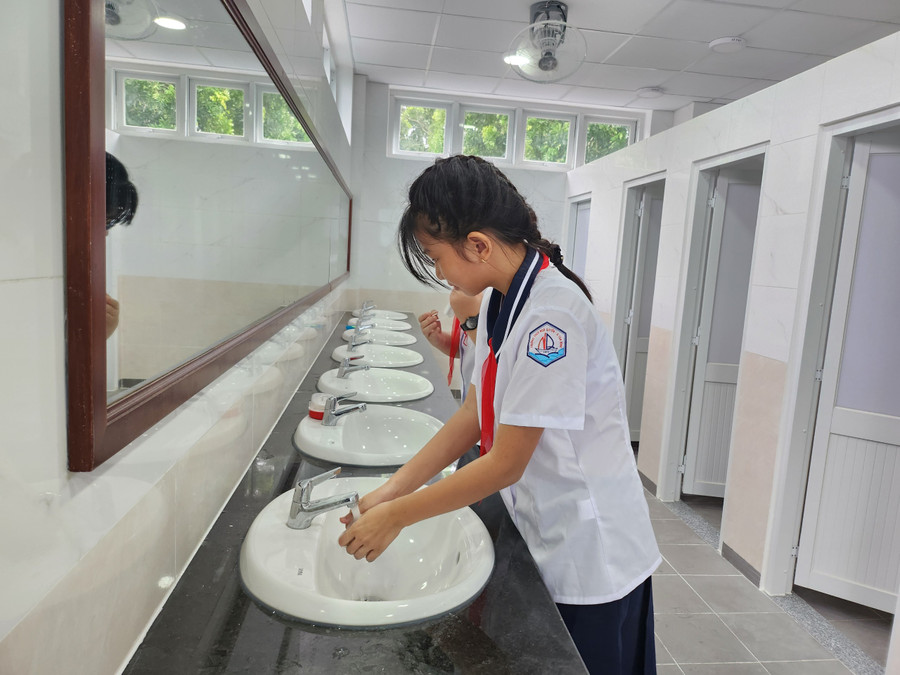 Học sinh Trường THCS Ngô Quyền vô cùng thích thú khi các cơ sở vật chất trường học được xây dựng khang trang, hiện đại.