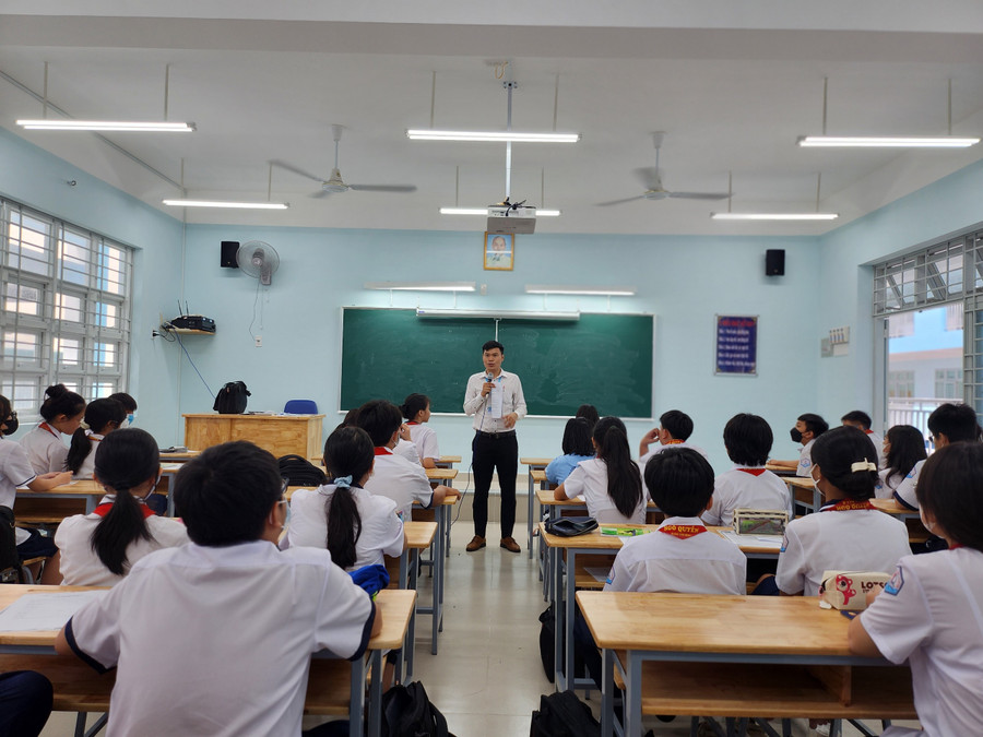 Giáo viên, học sinh Trường THCS Ngô Quyền vui mừng khi được giảng dạy, học tập trong ngôi trường vừa được xây mới.