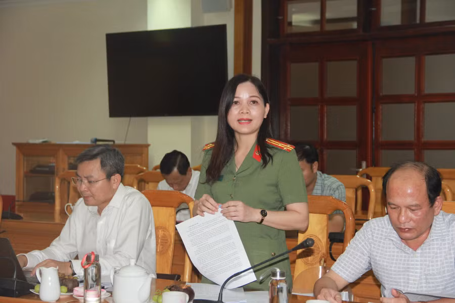 Thượng tá Nguyễn Thị Thu Hà, Phó Trưởng phòng An ninh Chính trị nội bộ (CA Hà Tĩnh) phát biểu tại buổi làm việc.