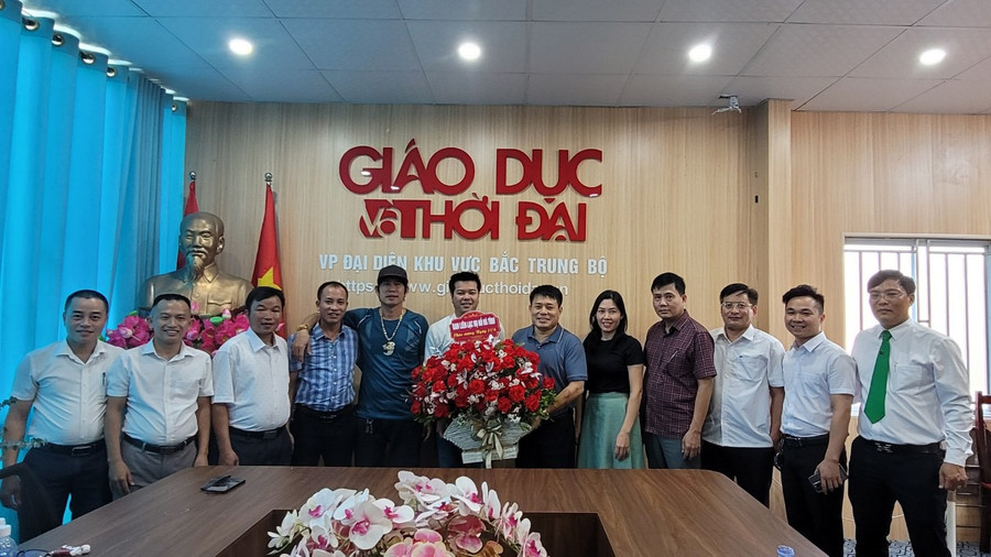 Nhân dịp này, Văn phòng Báo GD&amp;TĐ khu vực MT-TN cũng nhận nhiều lời chúc của bạn đọc báo.