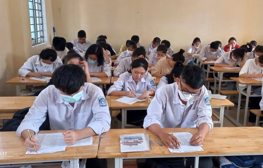 Nhiều trường học đã tổ chức ôn tập miễn phí cho các học sinh 12 có hoàn cảnh khó khăn.