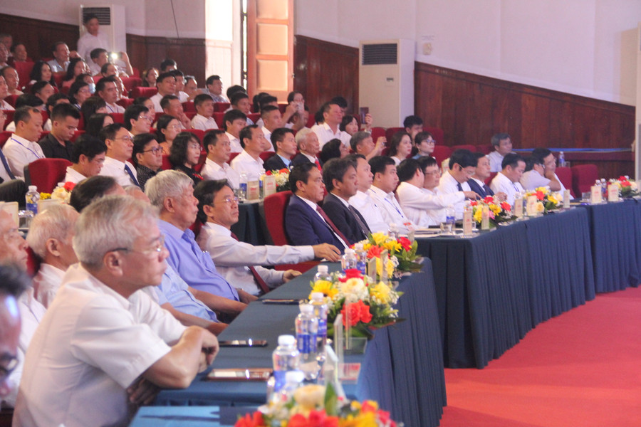 Các đại biểu tham dự buổi lễ. Các đại biểu tham dự buổi lễ.