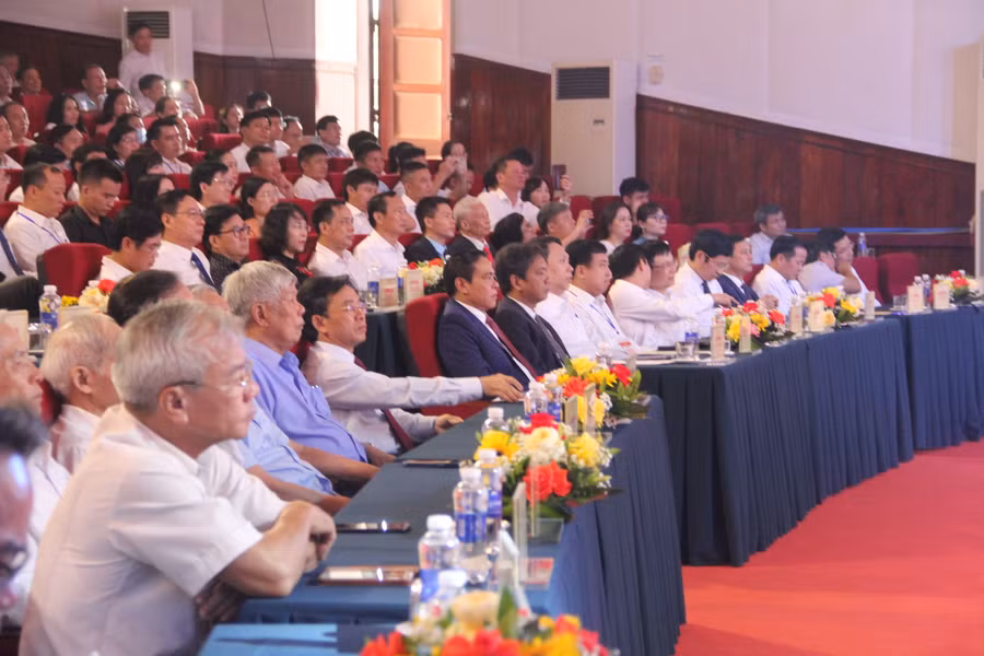 Các đại biểu tham dự buổi lễ.