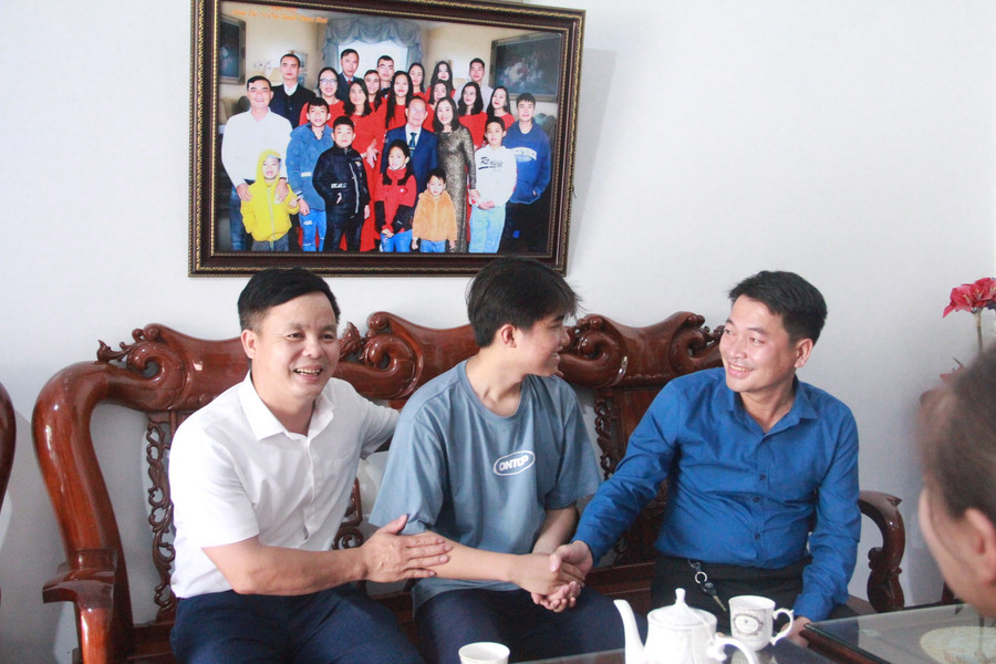 BGH nhà trường chúc mừng thành tích của Hoàng Long. BGH nhà trường chúc mừng thành tích của Hoàng Long.