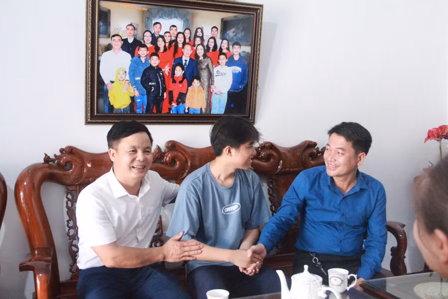 BGH nhà trường chúc mừng thành tích của Hoàng Long.