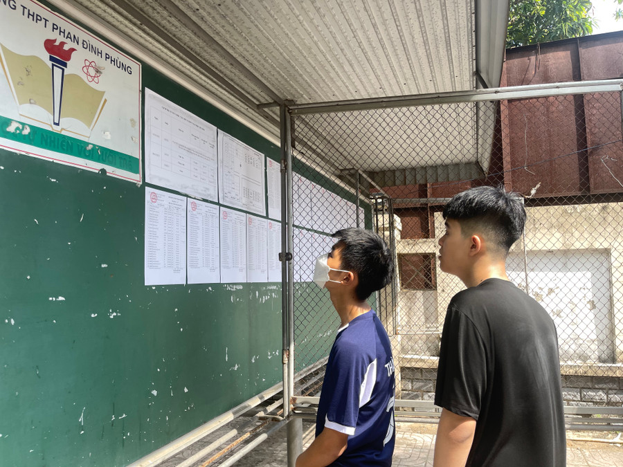 Thí sinh xem số báo danh và quy chế thi tại điểm thi trường THPT Phan Đình Phùng (TP Hà Tĩnh). Thí sinh xem số báo danh và quy chế thi tại điểm thi trường THPT Phan Đình Phùng (TP Hà Tĩnh).