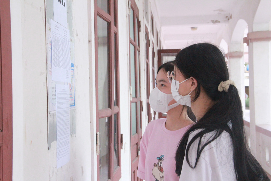 Thí sinh điểm thi THPT Phan Đình Phùng xem số báo danh tại phòng thi. Thí sinh điểm thi THPT Phan Đình Phùng xem số báo danh tại phòng thi.