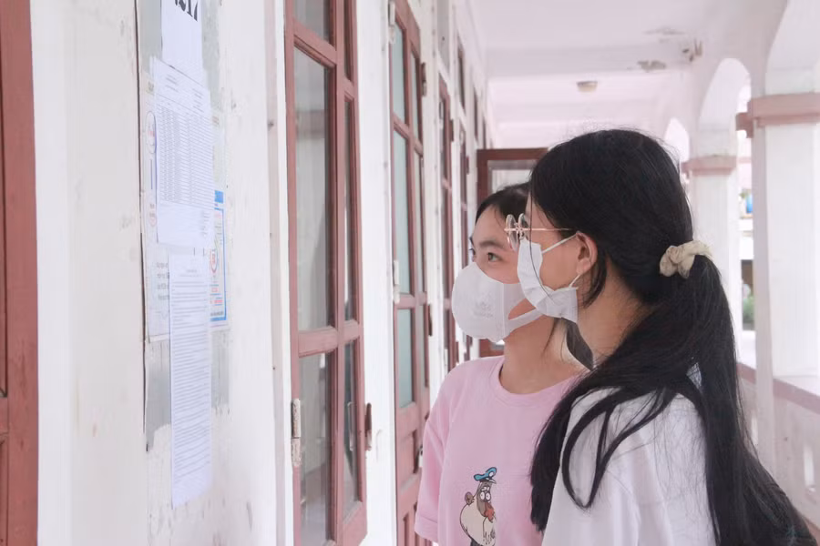 Thí sinh điểm thi THPT Phan Đình Phùng xem số báo danh tại phòng thi.