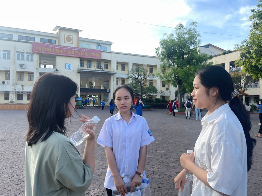 Nhiều thí sinh tại huyện Kỳ Anh tham gia kỳ thi tuyển sinh lớp 10 THPT chuyên Hà Tĩnh.