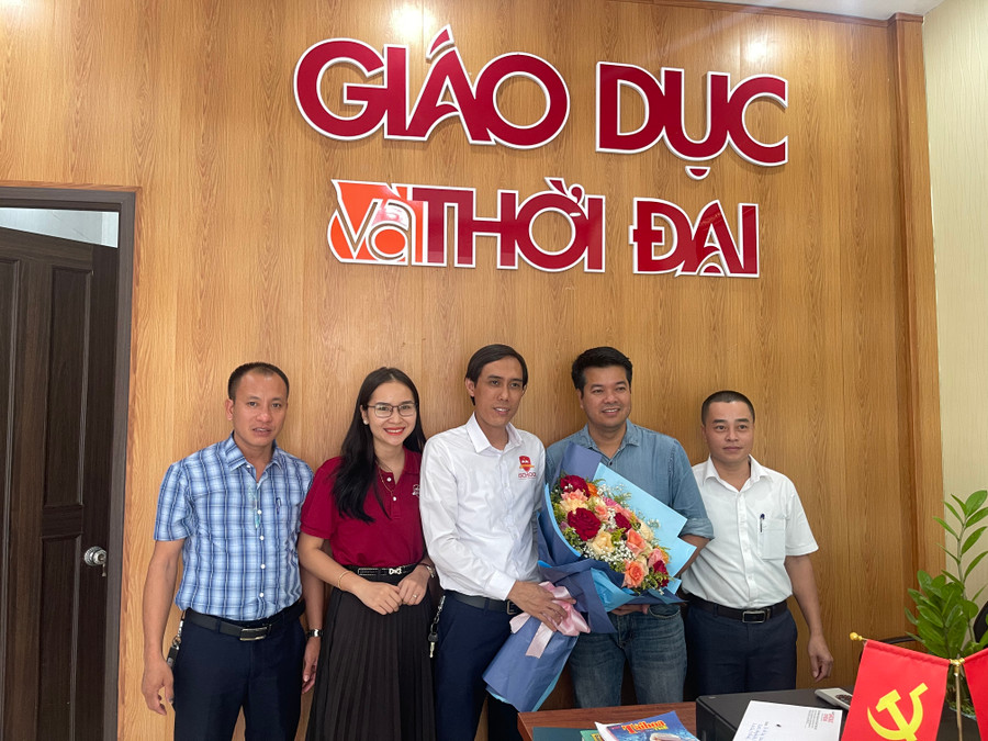 Các đơn vị trường học tại Hà Tĩnh chúc mừng Văn phòng Báo GD&amp;TĐ khu vực MTTN.