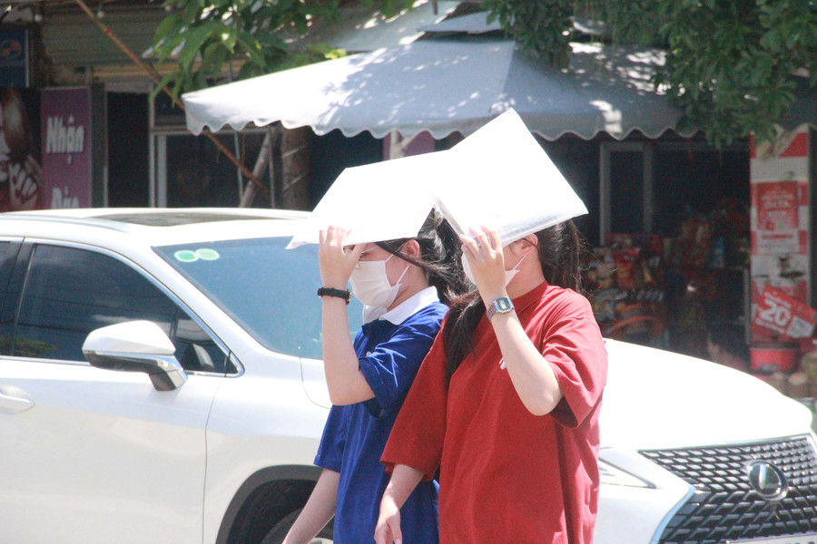 Thời tiết trong buổi thi cuối cùng tại Hà Tĩnh khá oi bức. Thời tiết trong buổi thi cuối cùng tại Hà Tĩnh khá oi bức.