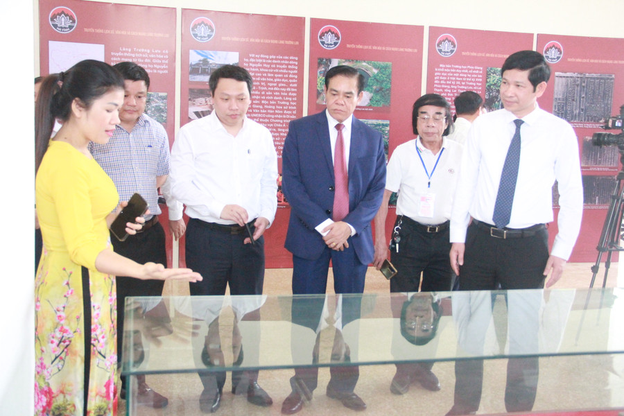 Các đại biểu tham quan một số khu vực trưng bày hiện vật di sản văn hóa Trường Lưu. Các đại biểu tham quan một số khu vực trưng bày hiện vật di sản văn hóa Trường Lưu.