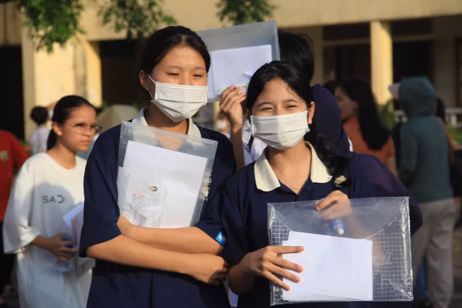 Thí sinh kết thúc các môn thi khối chuyên tại kỳ thi tuyển sinh lớp 10 THPT.