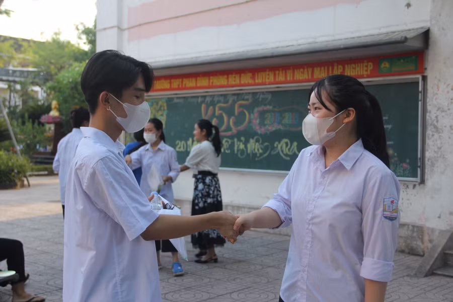 Đôi bạn bắt tay chúc nhau đạt điểm cao trước buổi thi đầu tiên. Đôi bạn bắt tay chúc nhau đạt điểm cao trước buổi thi đầu tiên.