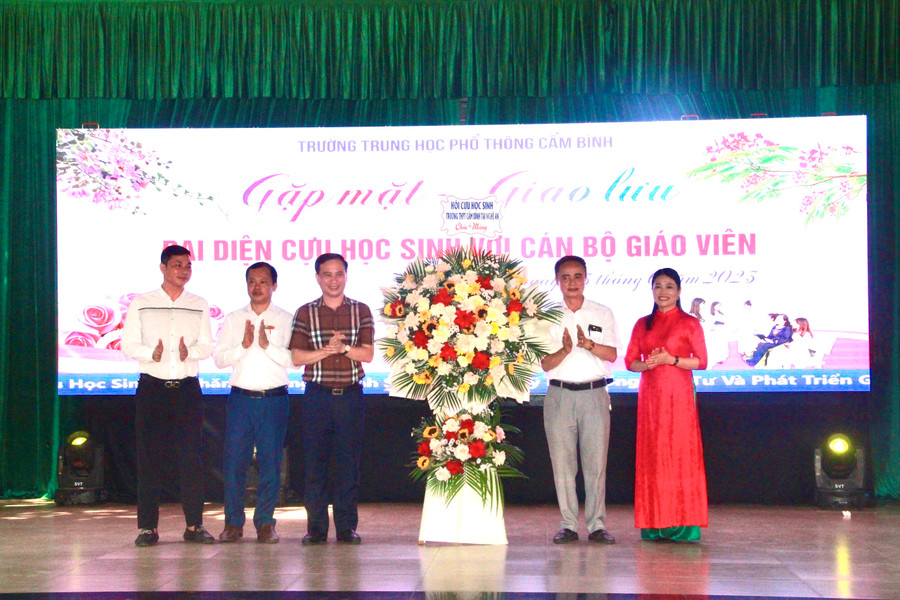 Đại diện cựu học sinh tặng hoa chúc mừng 5 năm thành lập Quỹ học bổng trường THPT Cẩm Bình. Đại diện cựu học sinh tặng hoa chúc mừng 5 năm thành lập Quỹ học bổng trường THPT Cẩm Bình.