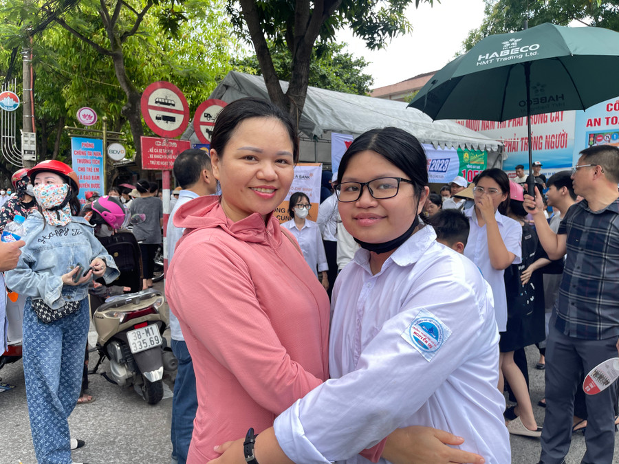 Hoàn thành tốt buổi thi đầu tiên giúp thí sinh tự tin bước vào môn thi cuối cùng trong chiều nay (6/6). Hoàn thành tốt buổi thi đầu tiên giúp thí sinh tự tin bước vào môn thi cuối cùng trong chiều nay (6/6).