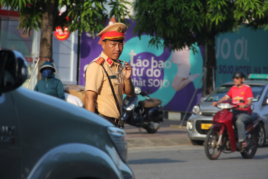 Lực lượng CGST làm nhiệm vụ điều tiết giao thông tại các điểm thi.