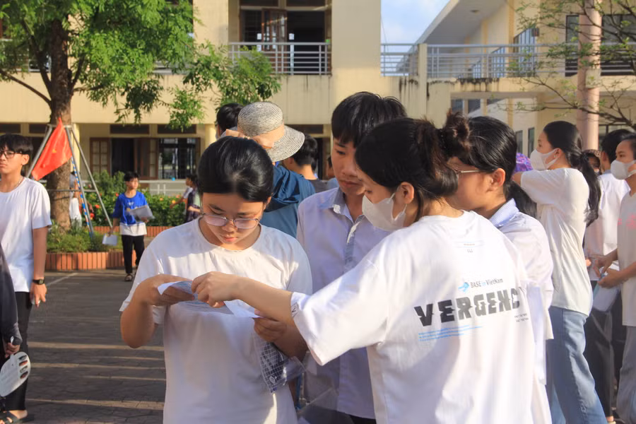 Nhiều thí sinh nhận xét đề thi vào các lớp chuyên năm nay có độ khó hơn so với năm trước.