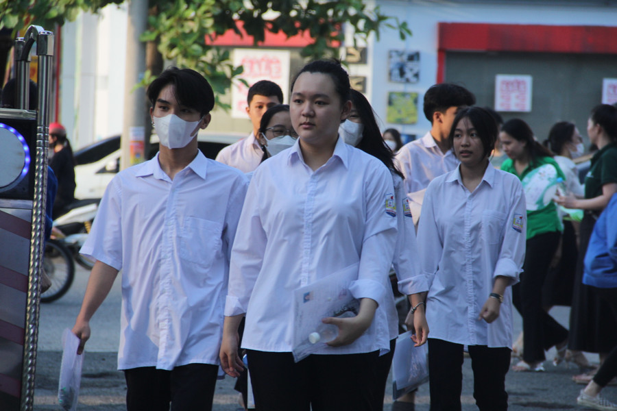 Thí sinh Hà Tĩnh bước vào ngày thi thứ 2 với các môn tổ hợp.