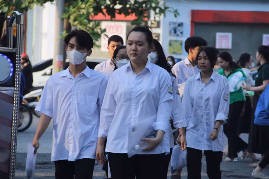 Thí sinh Hà Tĩnh bước vào ngày thi thứ 2 với các môn tổ hợp.