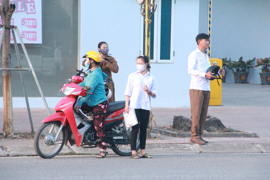 Phụ huynh đưa đón con đi thi tại điểm thi THPT Phan Đình Phùng. Phụ huynh đưa đón con đi thi tại điểm thi THPT Phan Đình Phùng.