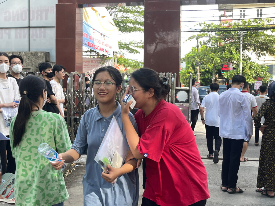 Thí sinh rời phòng thi với nét mặt rạng rỡ. Thí sinh rời phòng thi với nét mặt rạng rỡ.