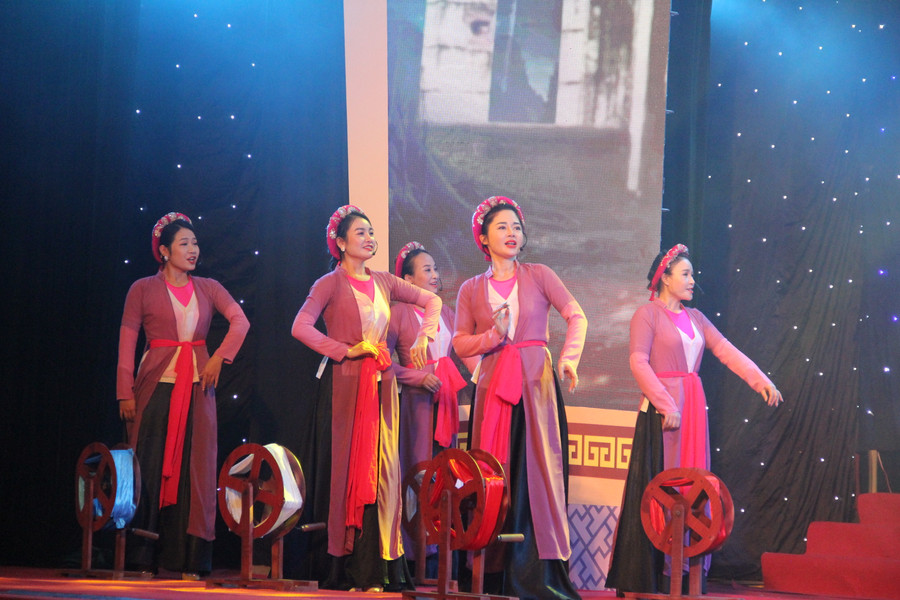 Chương trình văn nghệ tại buổi lễ mang đậm nét văn hóa của làng quê Trường Lưu (Hà Tĩnh). Chương trình văn nghệ tại buổi lễ mang đậm nét văn hóa của làng quê Trường Lưu (Hà Tĩnh).