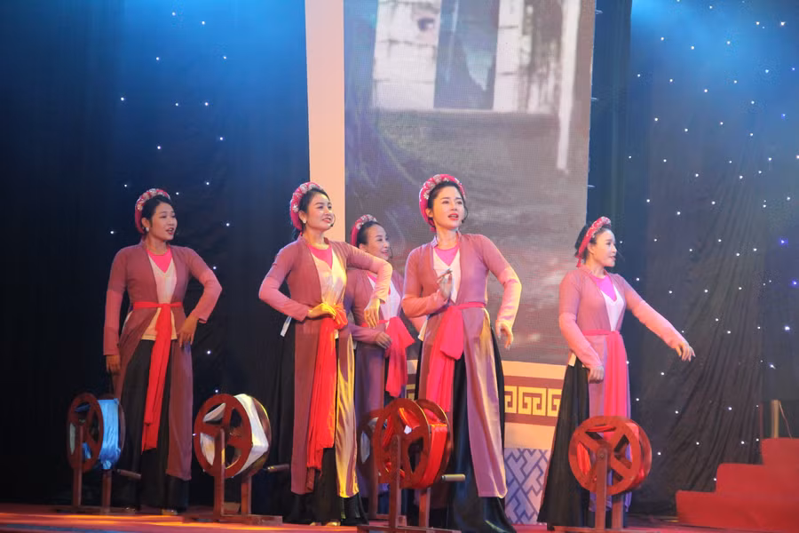 Chương trình văn nghệ tại buổi lễ mang đậm nét văn hóa của làng quê Trường Lưu (Hà Tĩnh).