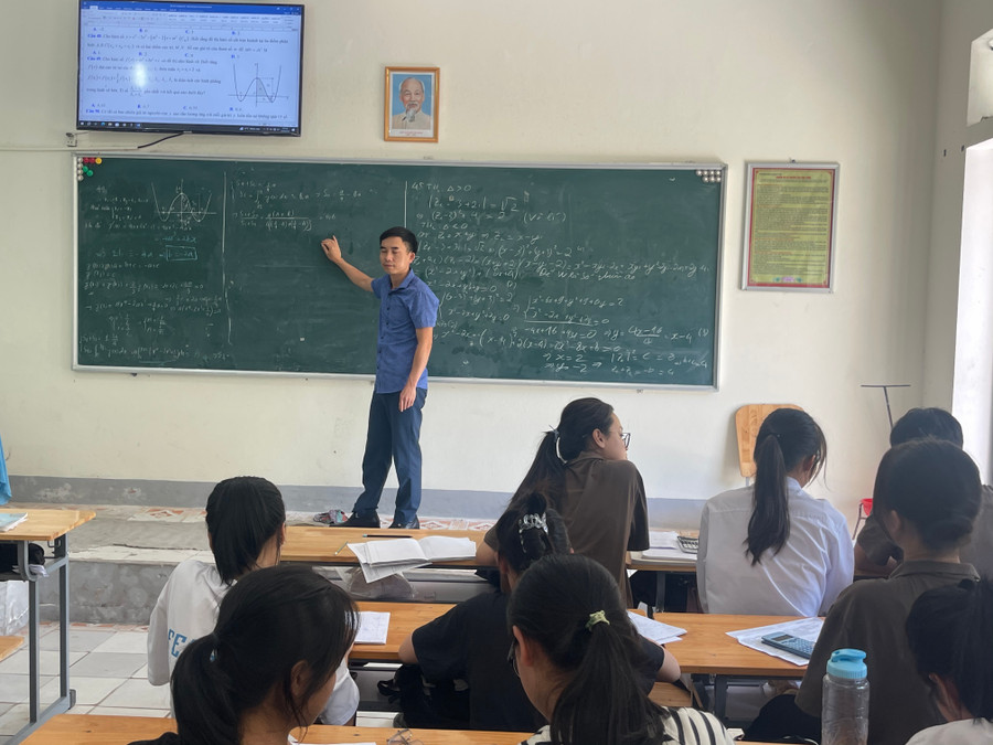 Thầy giáo Hoàng Văn Điện (GV môn Toán - THPT Hà Huy Tập) lưu ý thí sinh không nên chủ quan với các câu dễ. Thầy giáo Hoàng Văn Điện (GV môn Toán - THPT Hà Huy Tập) lưu ý thí sinh không nên chủ quan với các câu dễ.