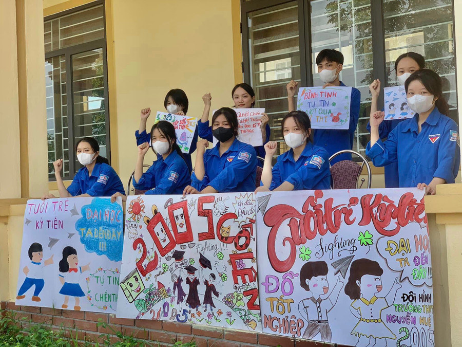 Tình nguyện viên vẽ tranh động viên tinh thần các sĩ tử tại điểm thi THPT Nguyễn Huệ (huyện Kỳ Anh).