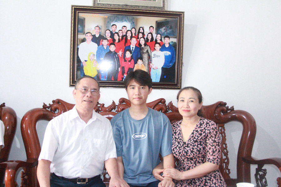 Hoàng Long là con trai út trong gia đình. Hoàng Long là con trai út trong gia đình.