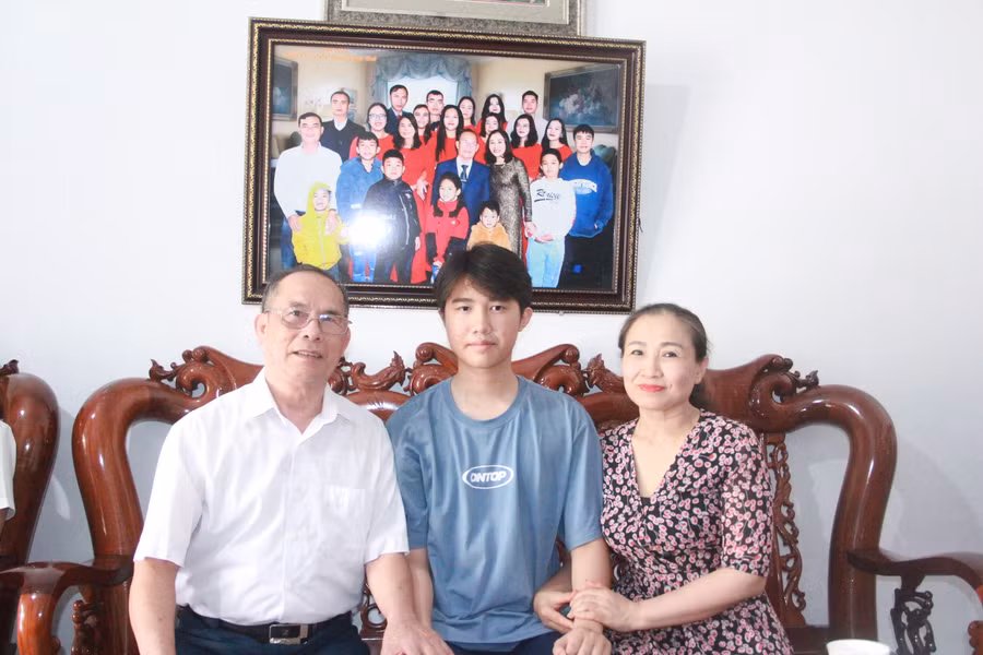 Hoàng Long là con trai út trong gia đình.