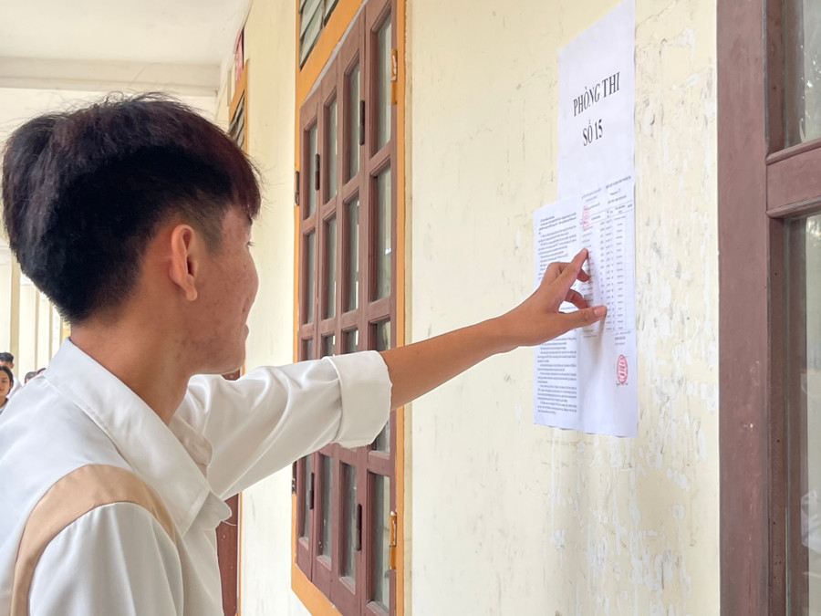 Thí sinh xem lại số báo danh và quy chế thi trước khi vào phòng thi. Thí sinh xem lại số báo danh và quy chế thi trước khi vào phòng thi.