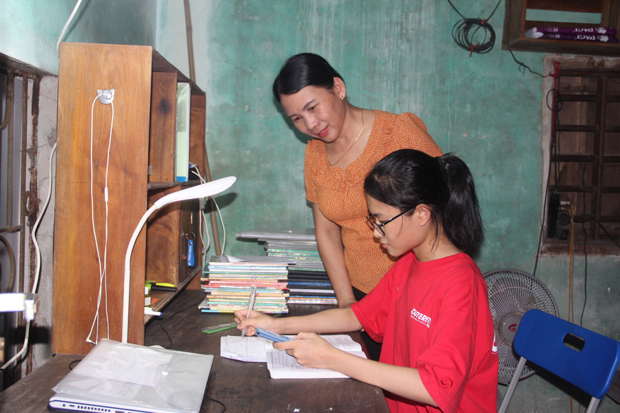 Em Trần Hương Trà (lớp 9/1, Trường THCS Cẩm Trung) thủ khoa Hóa, Trường THPT chuyên Hà Tĩnh. Em Trần Hương Trà (lớp 9/1, Trường THCS Cẩm Trung) thủ khoa Hóa, Trường THPT chuyên Hà Tĩnh.