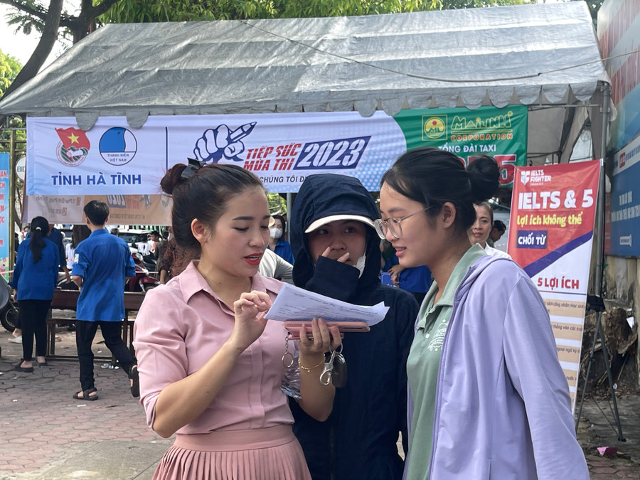 Giáo viên nhận xét đề thi môn Toán năm nay "dễ thở" nhưng có sự phân hoá cao. Giáo viên nhận xét đề thi môn Toán năm nay "dễ thở" nhưng có sự phân hoá cao.