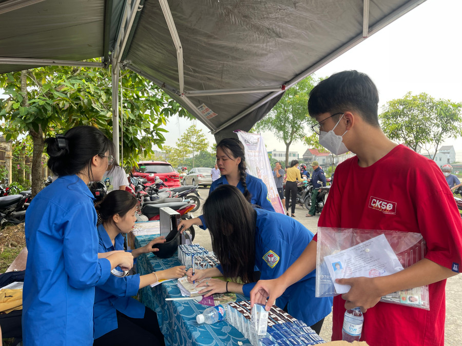 Lực lượng tình nguyện viên hỗ trợ thí sinh tại điểm thi THPT Thành Sen. Lực lượng tình nguyện viên hỗ trợ thí sinh tại điểm thi THPT Thành Sen.