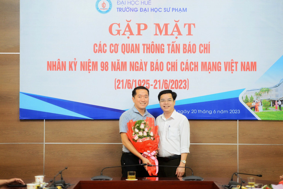 Đại diện lãnh đạo Trường Đại học Sư phạm, Đại học Huế - PGS.TS. Nguyễn Thành Nhân, Phó Hiệu trưởng đã tặng hoa chúc mừng PV Báo GD&amp;TĐ tại Thừa Thiên - Huế.