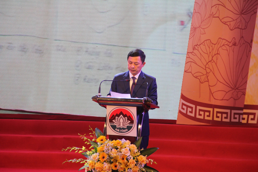 Ông Lê Ngọc Châu - Phó Chủ tịch UBND tỉnh Hà Tĩnh phát biểu diễn văn khai mạc buổi lễ. Ông Lê Ngọc Châu - Phó Chủ tịch UBND tỉnh Hà Tĩnh phát biểu diễn văn khai mạc buổi lễ.