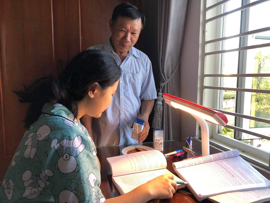 Phụ huynh cần lắng nghe để cùng giải tỏa áp lực cùng sĩ tử trước kỳ thi.