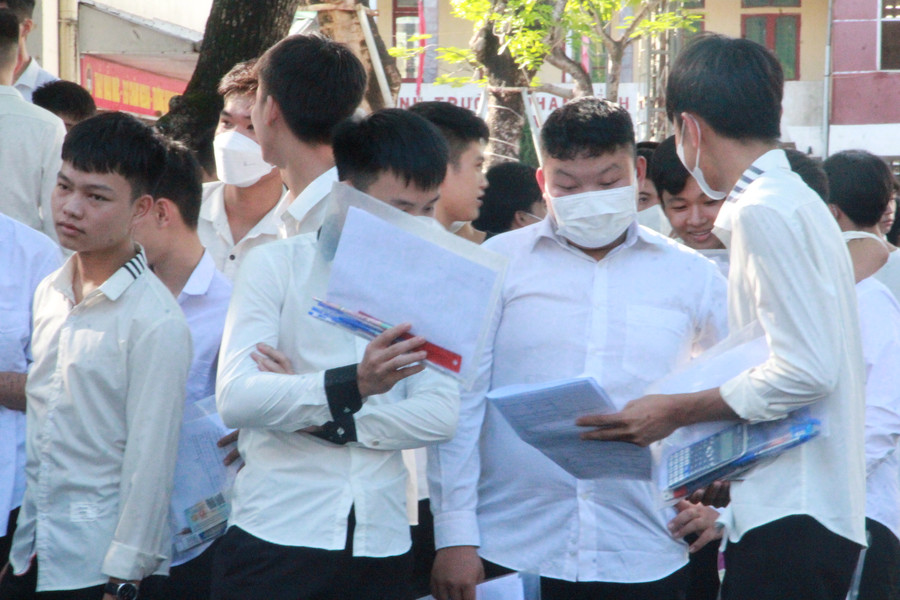 Theo đánh giá học sinh, phổ điểm cho thí sinh có học lực trung bình ở môn Toán là từ 5-6 điểm. Theo đánh giá học sinh, phổ điểm cho thí sinh có học lực trung bình ở môn Toán là từ 5-6 điểm.