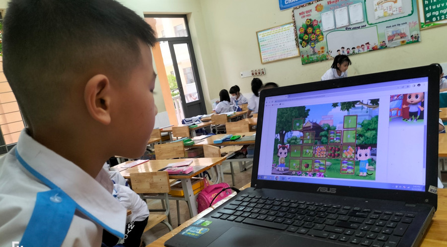 Sang được cô giáo đánh giá là chăm ngoan và sống tình cảm.