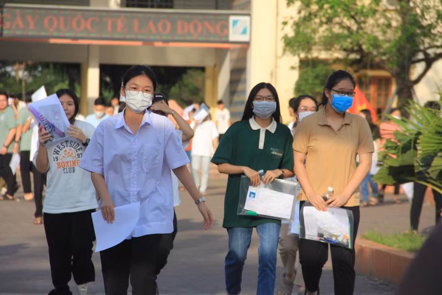 Sau 150 phút làm bài, các thí sinh đã hoàn thành các môn thi vào các lớp chuyên Trường THPT chuyên Hà Tĩnh.