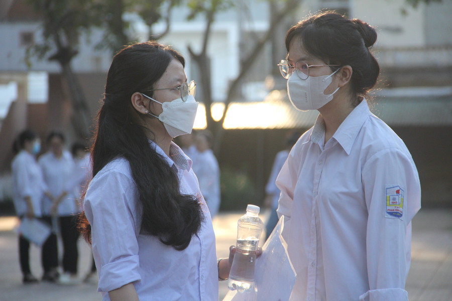 Thí sinh đến sớm trò chuyện giảm căng thẳng trước buổi thi.