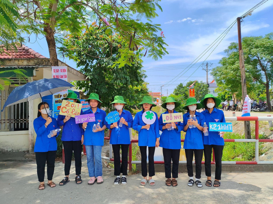 Những lời chúc &quot;hand made&quot; được các tình nguyện viên gửi tặng thí sinh tại các điểm thi.