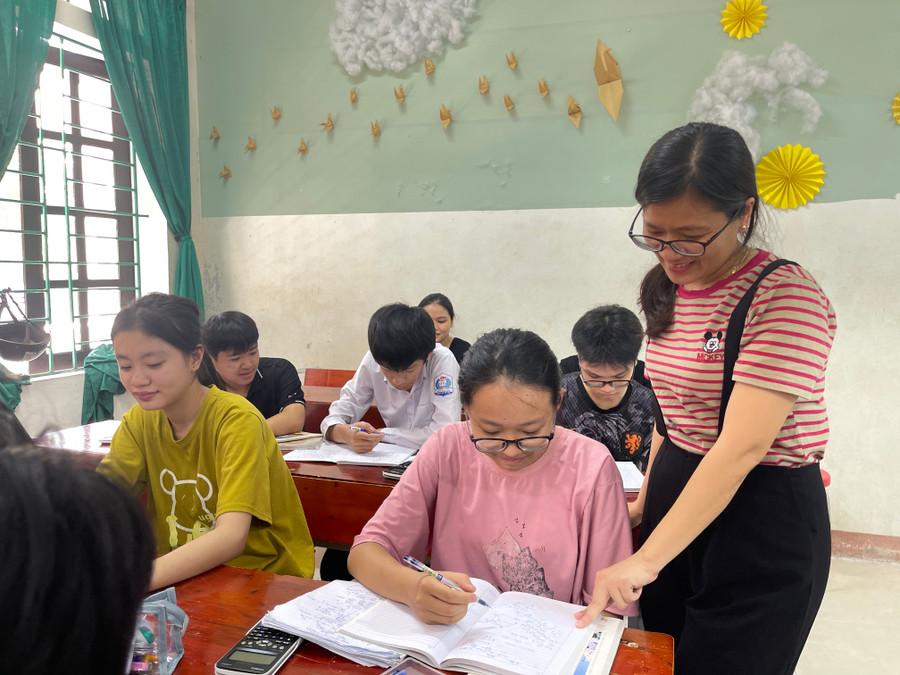 Giáo viên tạo tâm lý thoải mái ôn luyện cho học sinh giai đoạn nước rút.